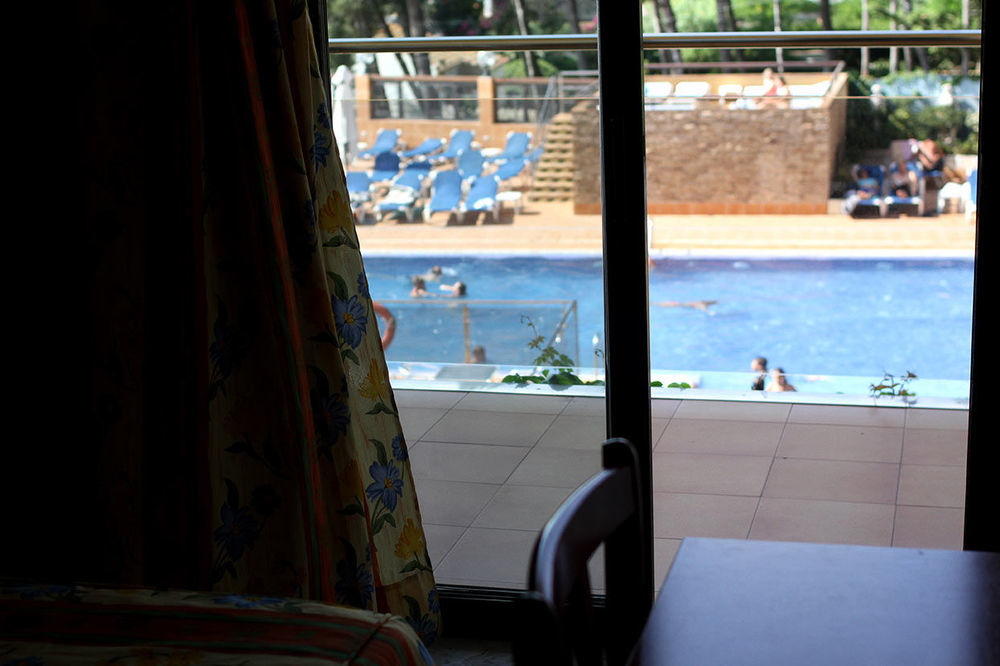 Hotel Univers Roses Bagian luar foto