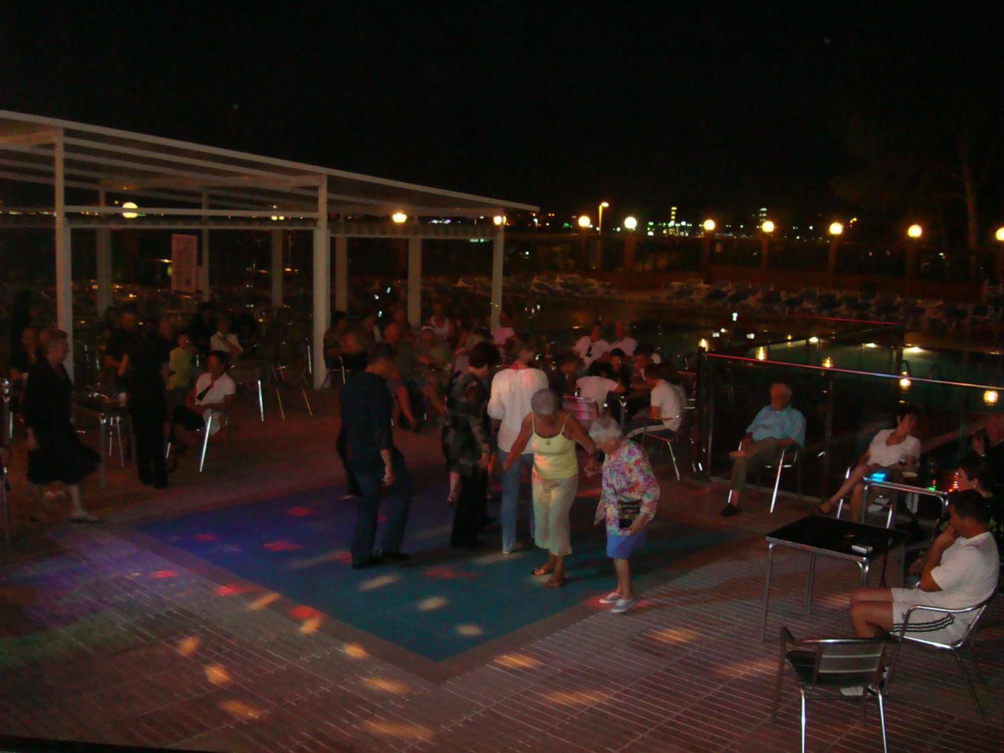 Hotel Univers Roses Bagian luar foto