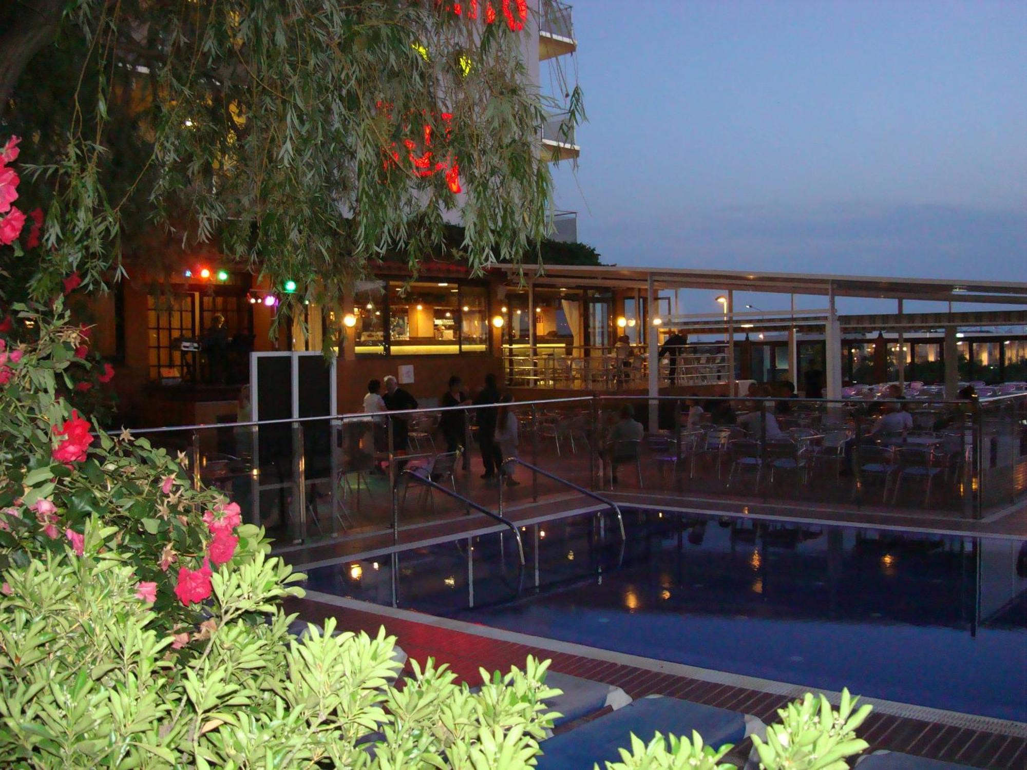 Hotel Univers Roses Bagian luar foto