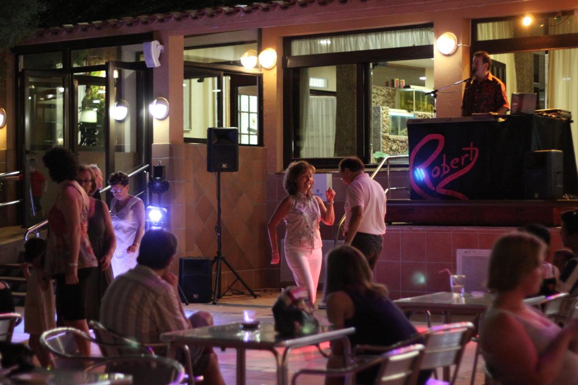 Hotel Univers Roses Bagian luar foto