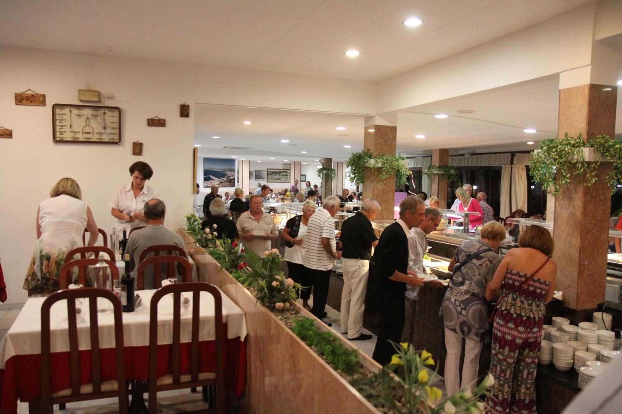 Hotel Univers Roses Bagian luar foto