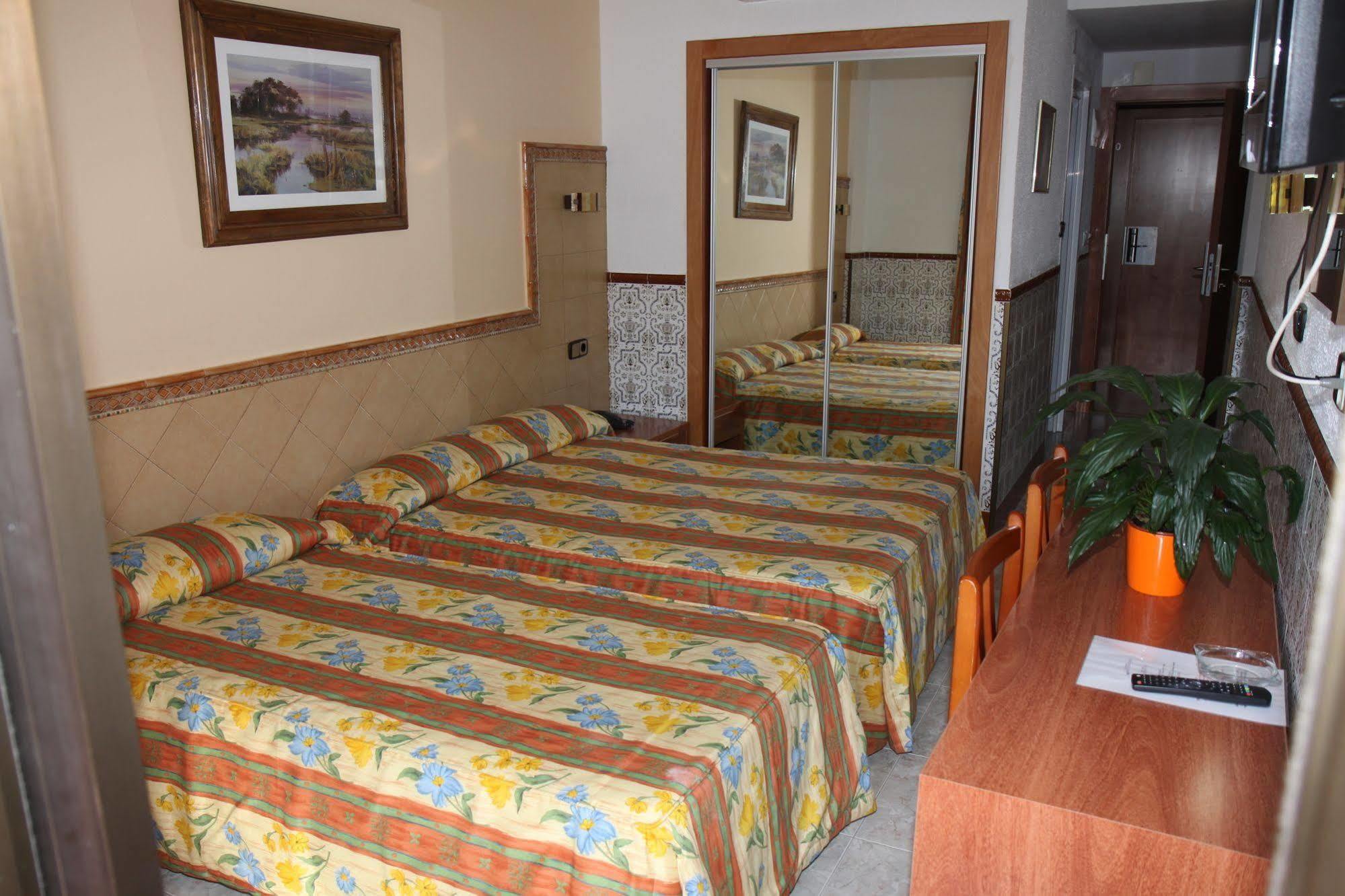 Hotel Univers Roses Bagian luar foto