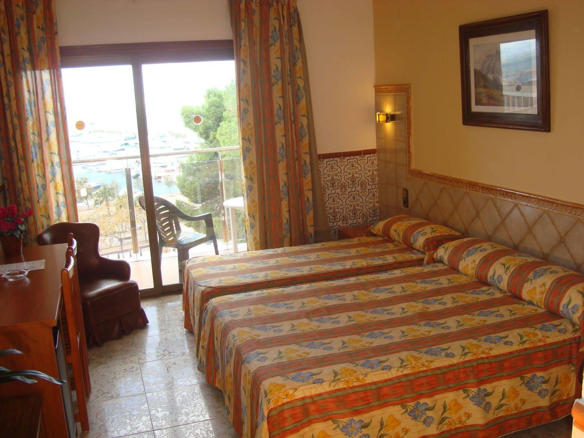 Hotel Univers Roses Bagian luar foto
