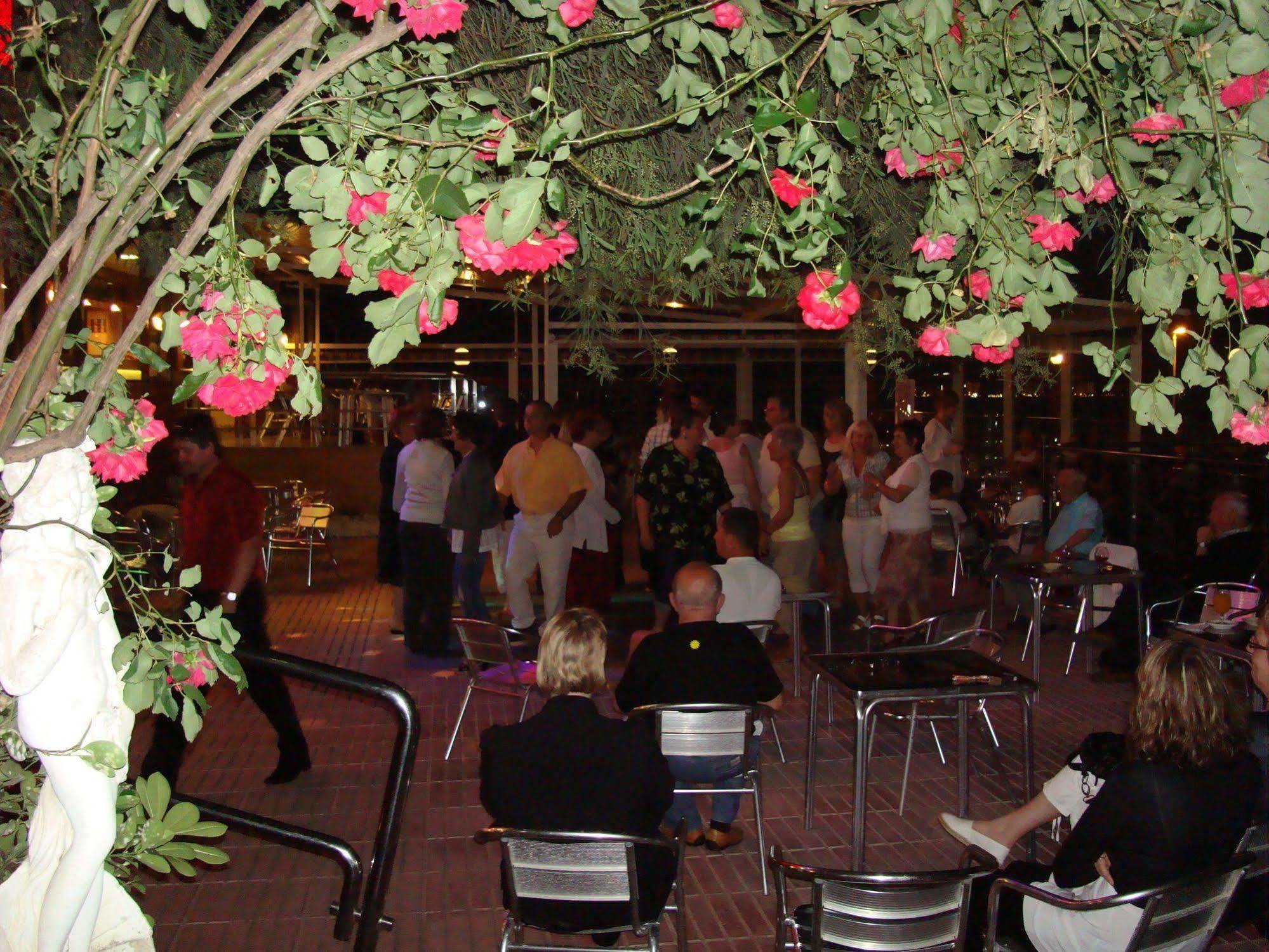 Hotel Univers Roses Bagian luar foto
