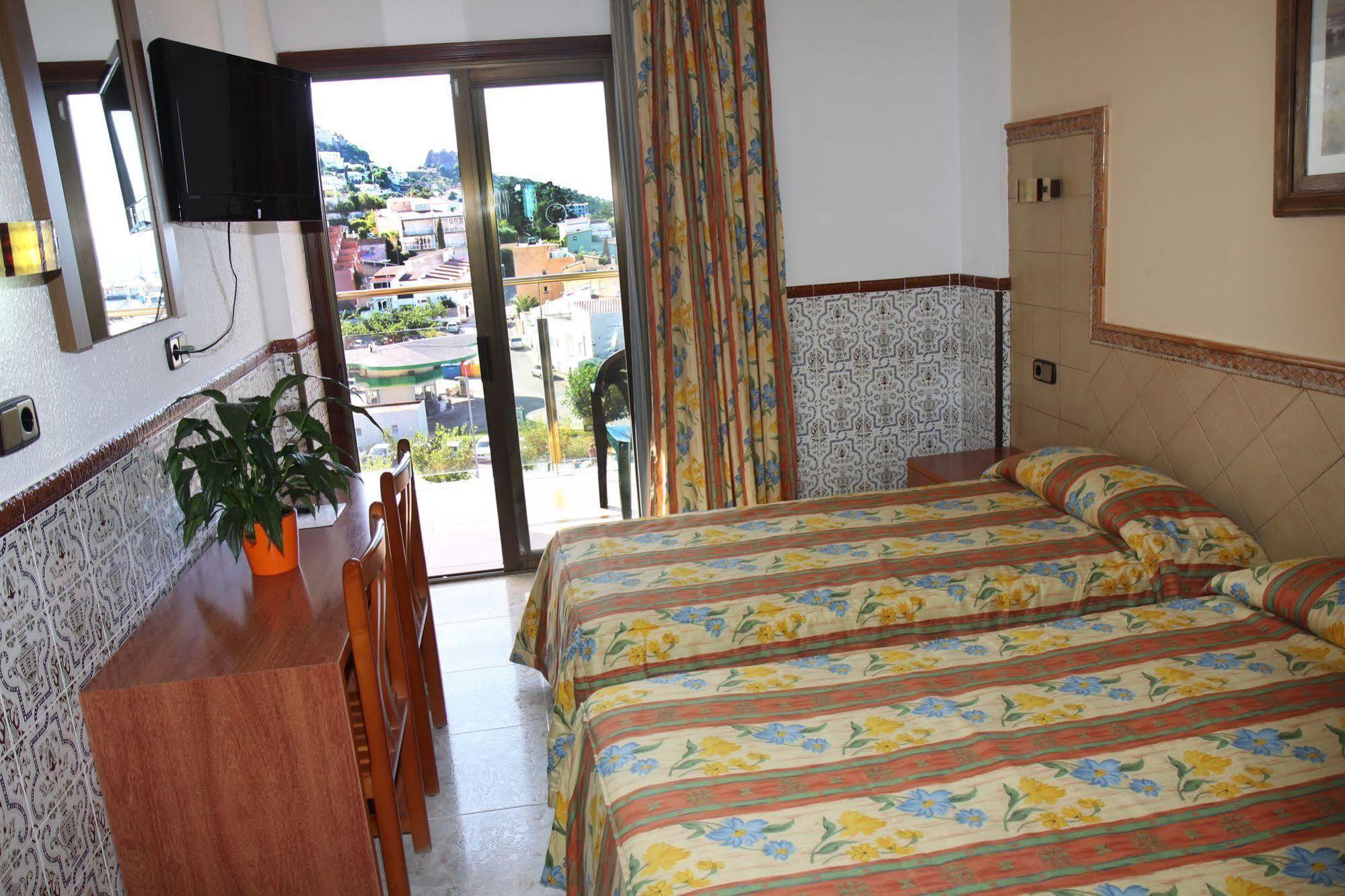 Hotel Univers Roses Bagian luar foto