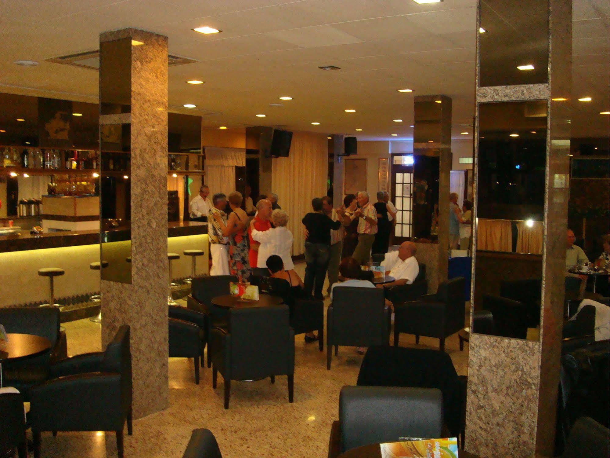 Hotel Univers Roses Bagian luar foto